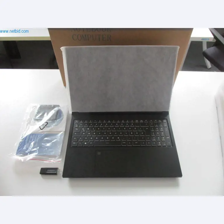 Mobilier de bureau soigné, équipements informatiques et lunettes 3D (MS Hololens 2)-1