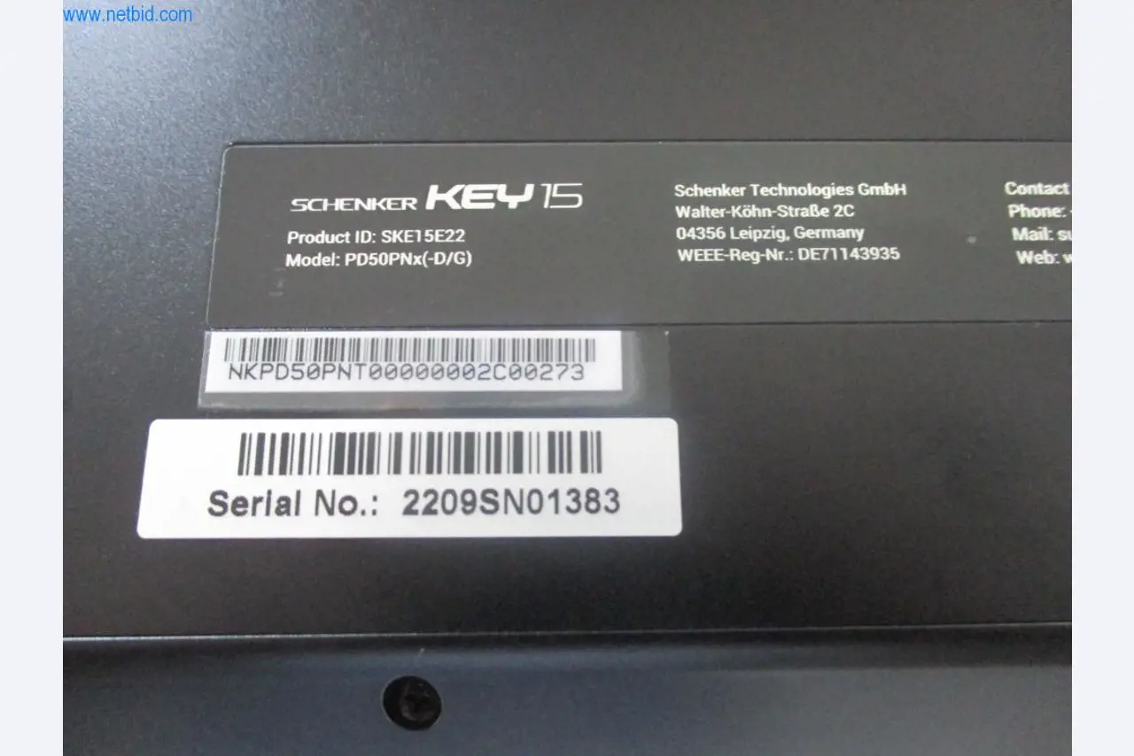 Mobilier de bureau soigné, équipements informatiques et lunettes 3D (MS Hololens 2)-2