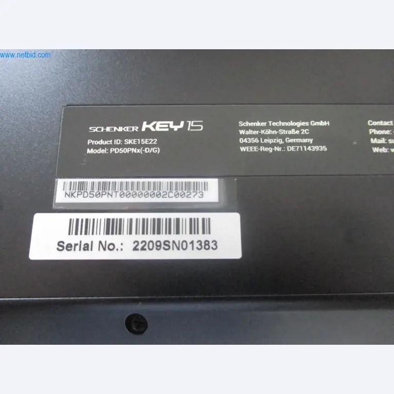 Mobilier de bureau soigné, équipements informatiques et lunettes 3D (MS Hololens 2)-2