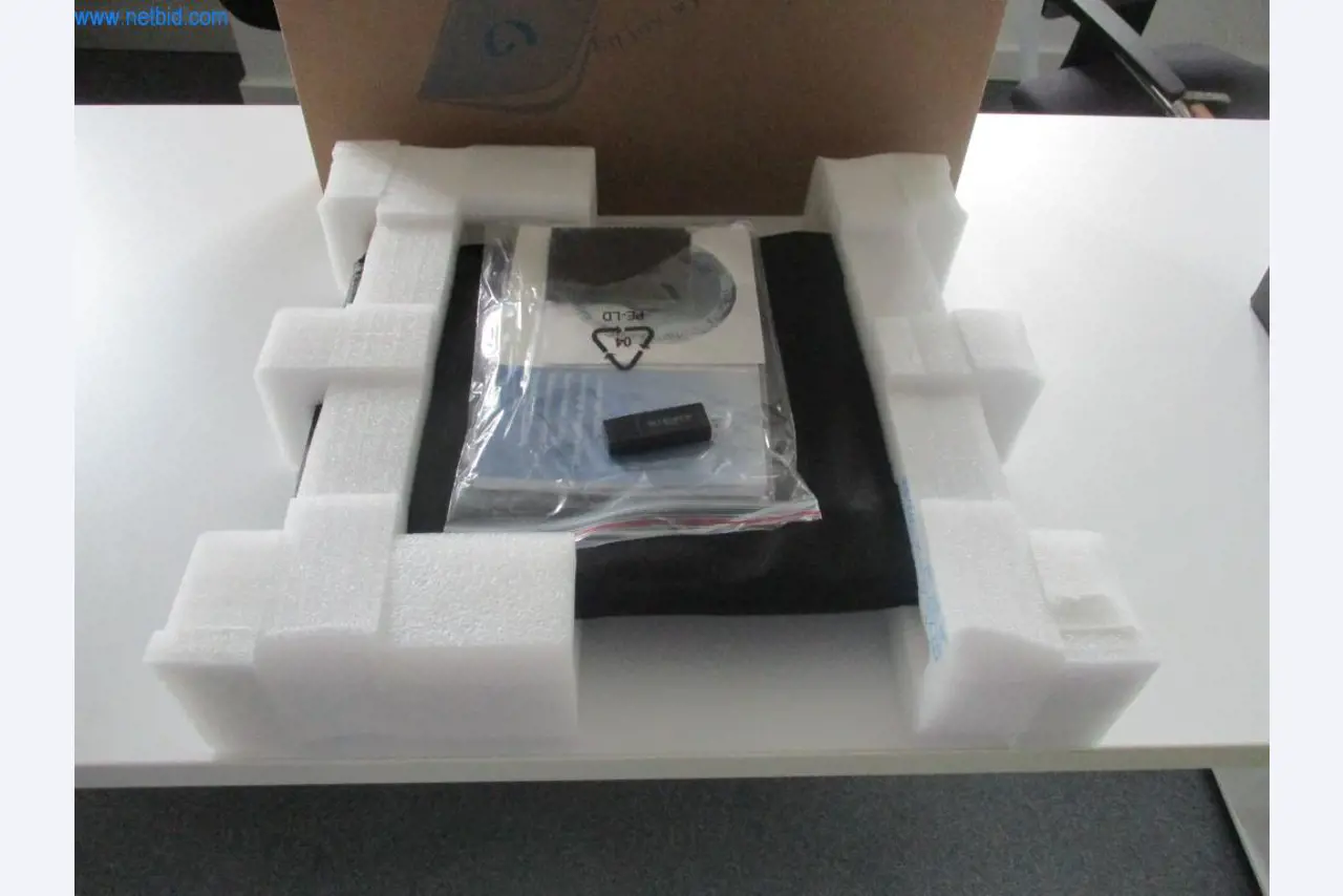 Mobilier de bureau soigné, équipements informatiques et lunettes 3D (MS Hololens 2)-3