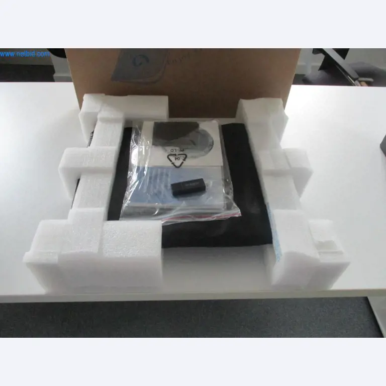 Mobilier de bureau soigné, équipements informatiques et lunettes 3D (MS Hololens 2)-3