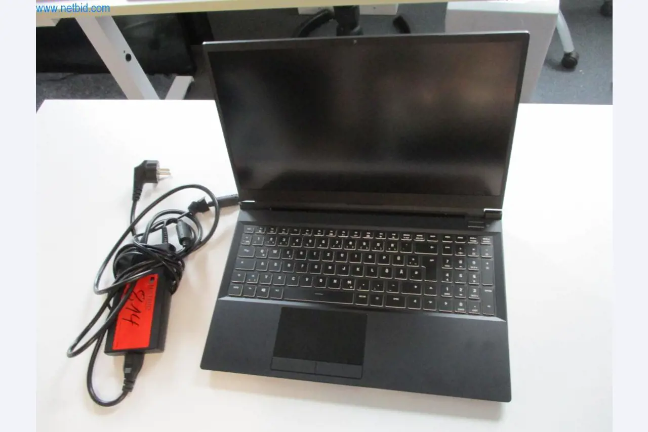 Mobiliário de escritório bem conservado, equipamento informático e óculos 3D (MS Hololens 2)-1