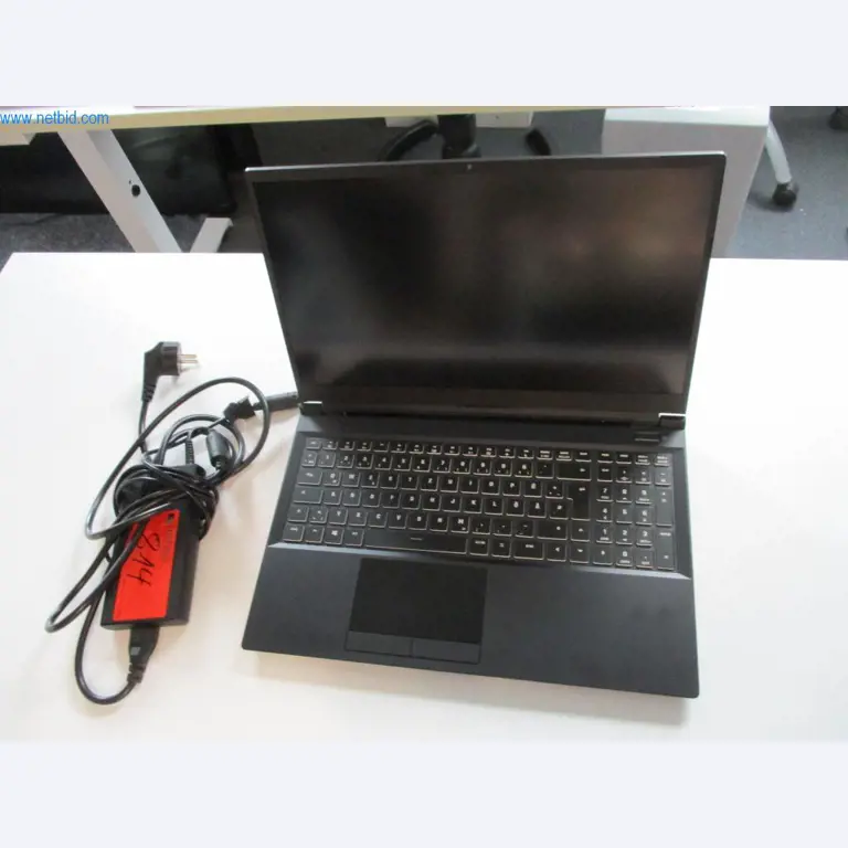 Mobiliário de escritório bem conservado, equipamento informático e óculos 3D (MS Hololens 2)-1