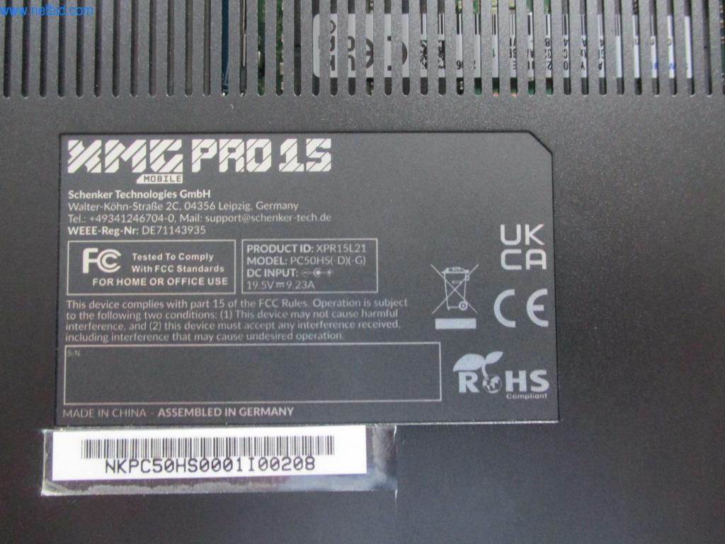 Mobilier de bureau soigné, équipements informatiques et lunettes 3D (MS Hololens 2)-2