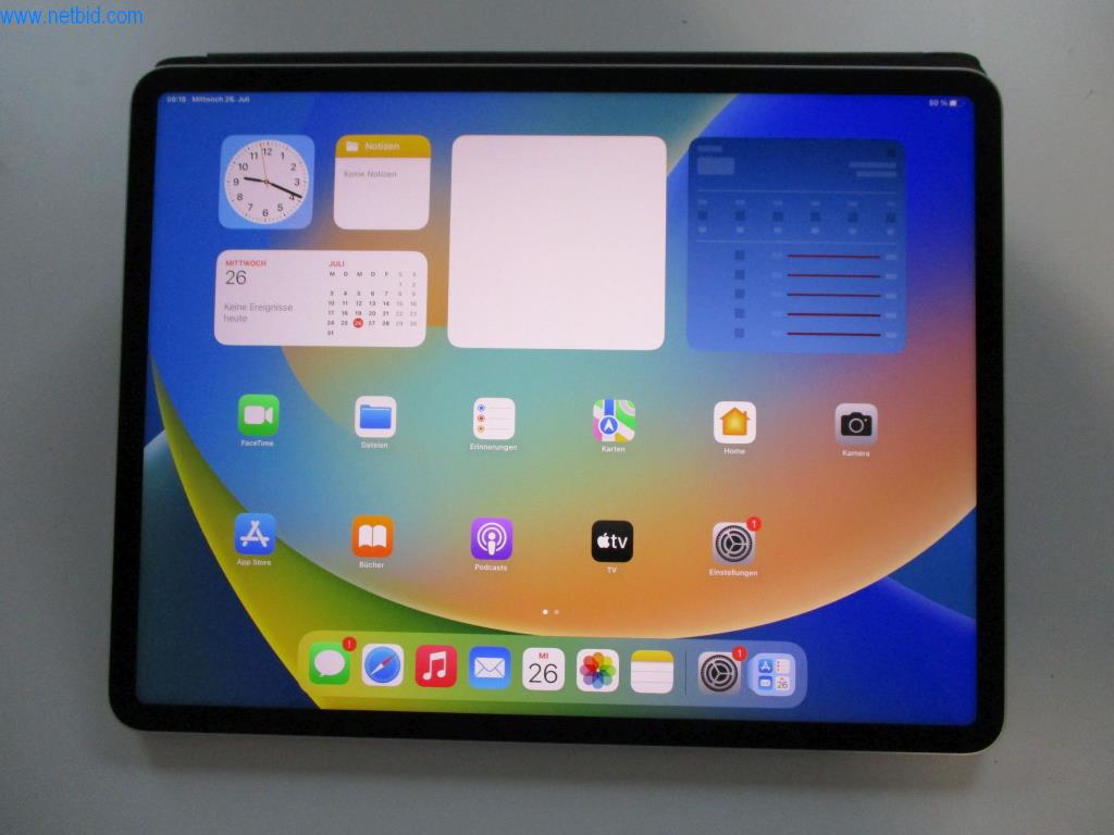Mobiliario de oficina en buen estado, equipos informáticos y gafas 3D (MS Hololens 2)-1