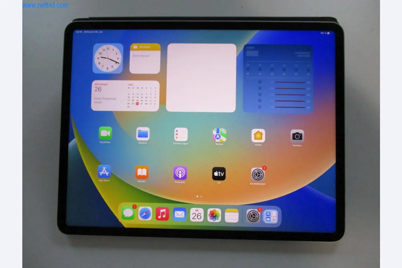 Mobiliário de escritório bem conservado, equipamento informático e óculos 3D (MS Hololens 2)-1