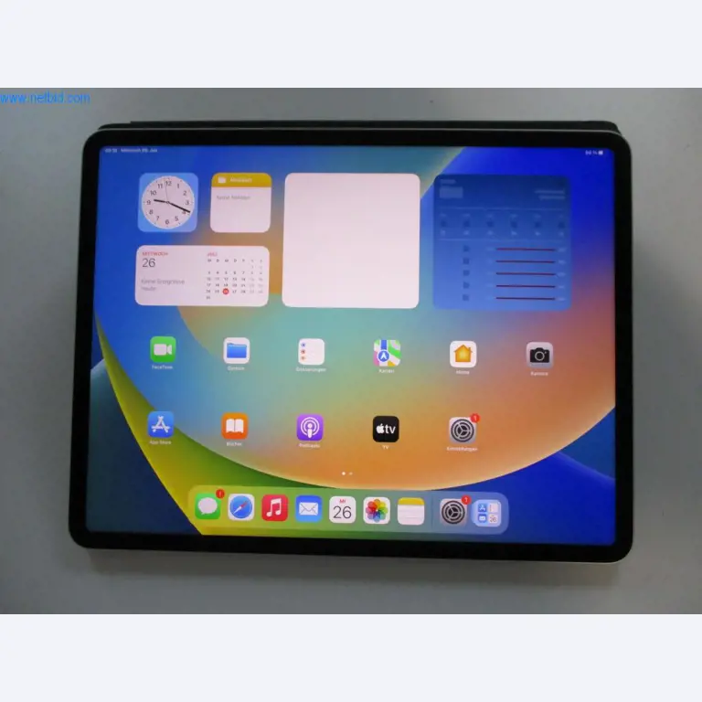 Mobiliário de escritório bem conservado, equipamento informático e óculos 3D (MS Hololens 2)-1