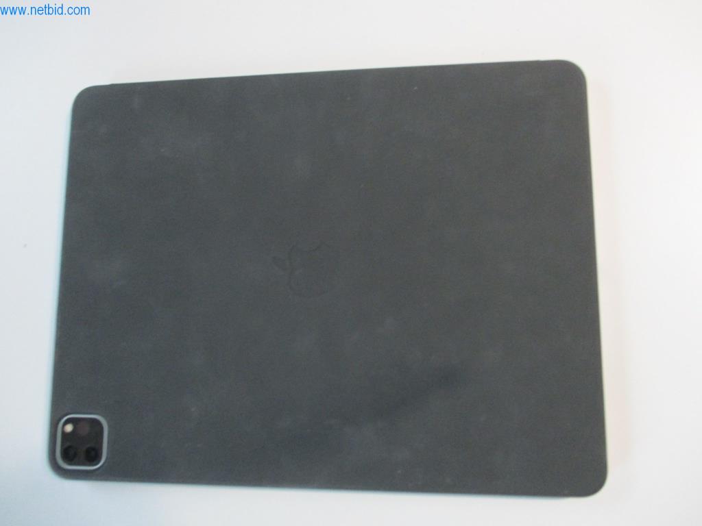 Mobiliario de oficina en buen estado, equipos informáticos y gafas 3D (MS Hololens 2)-2