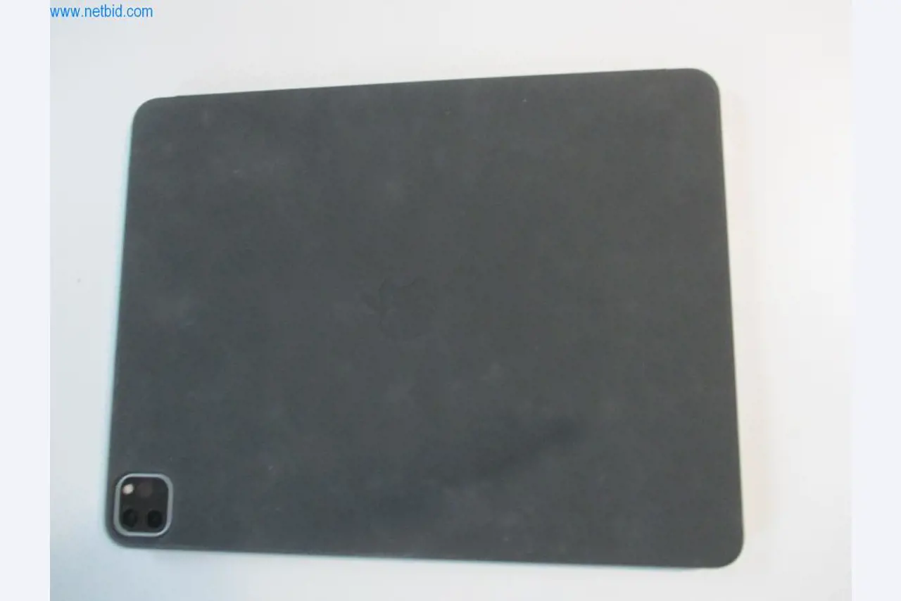 Mobiliário de escritório bem conservado, equipamento informático e óculos 3D (MS Hololens 2)-2