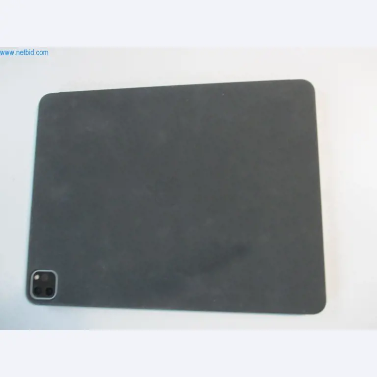 Mobiliário de escritório bem conservado, equipamento informático e óculos 3D (MS Hololens 2)-2