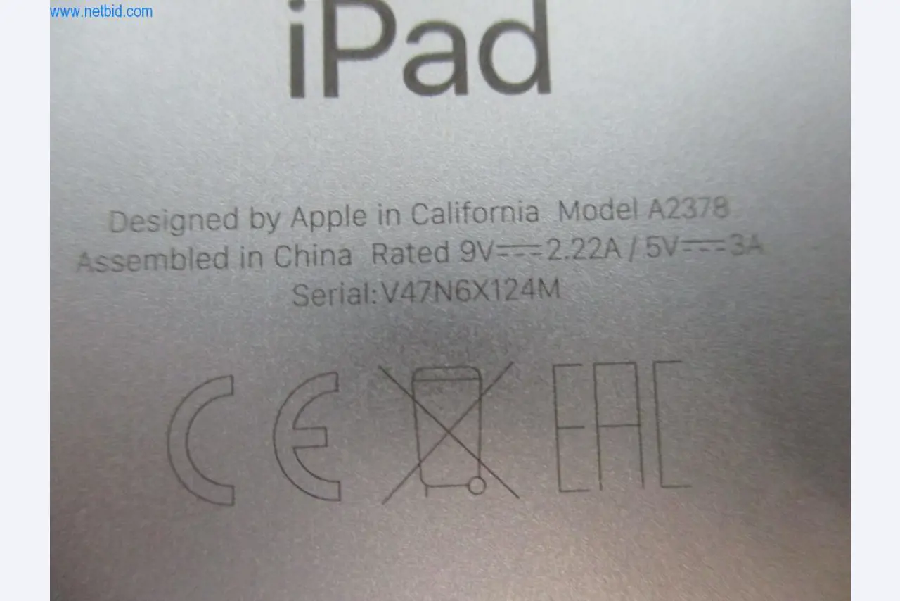 Mobiliário de escritório bem conservado, equipamento informático e óculos 3D (MS Hololens 2)-3