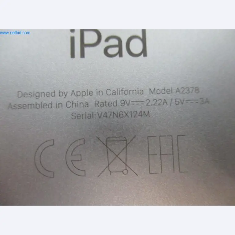 Mobiliário de escritório bem conservado, equipamento informático e óculos 3D (MS Hololens 2)-3