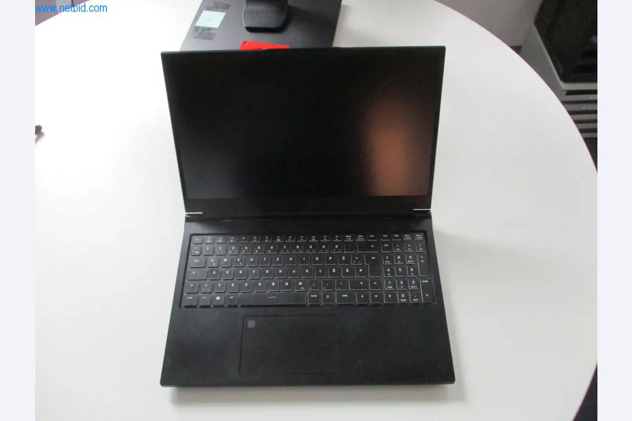 Mobilier de bureau soigné, équipements informatiques et lunettes 3D (MS Hololens 2)-1