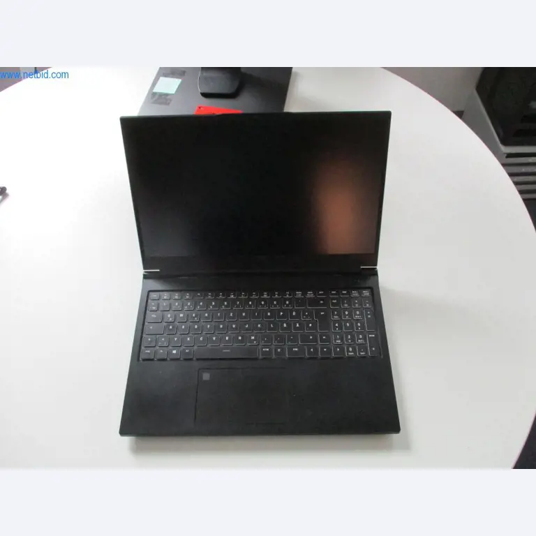 Mobilier de bureau soigné, équipements informatiques et lunettes 3D (MS Hololens 2)-1