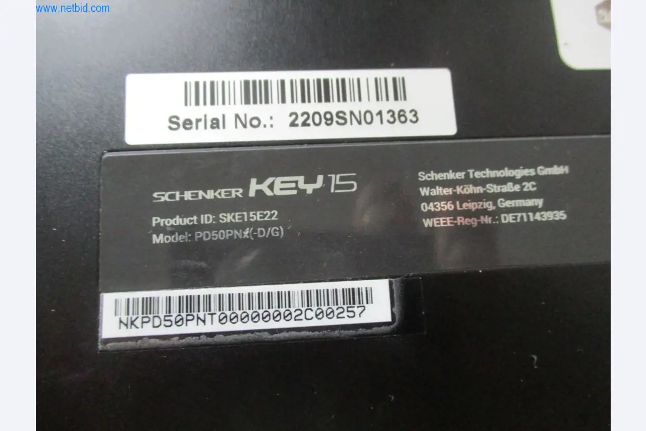 Mobilier de bureau soigné, équipements informatiques et lunettes 3D (MS Hololens 2)-2