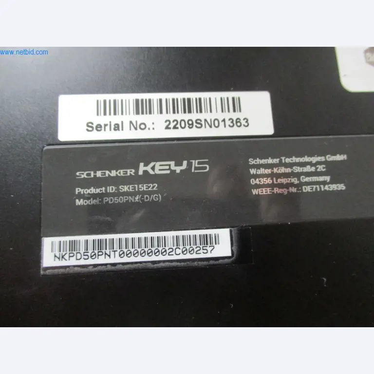 Mobilier de bureau soigné, équipements informatiques et lunettes 3D (MS Hololens 2)-2