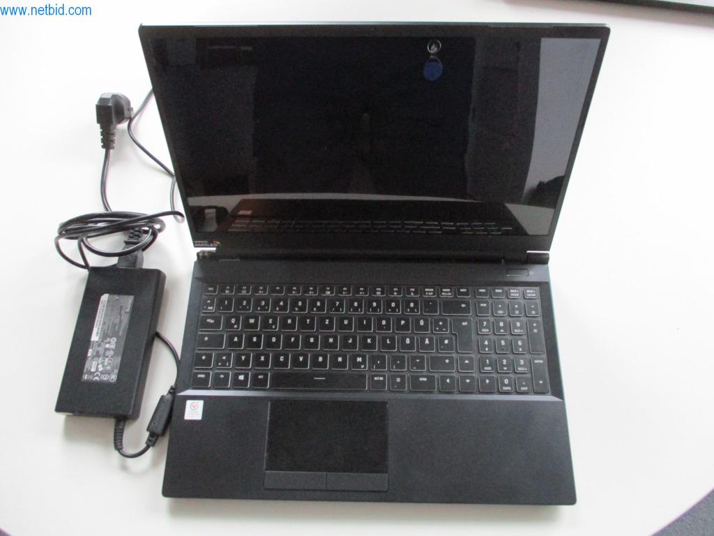 Dobro vzdrževano pisarniško pohištvo, oprema IT in 3D očala (MS Hololens 2)-1