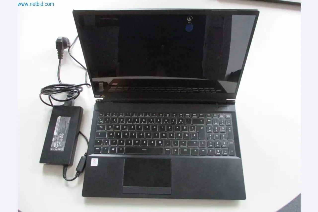 Mobiliário de escritório bem conservado, equipamento informático e óculos 3D (MS Hololens 2)-1