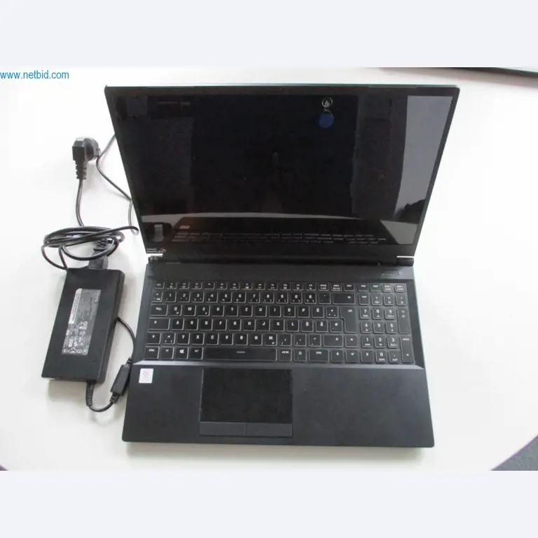 Mobiliário de escritório bem conservado, equipamento informático e óculos 3D (MS Hololens 2)-1