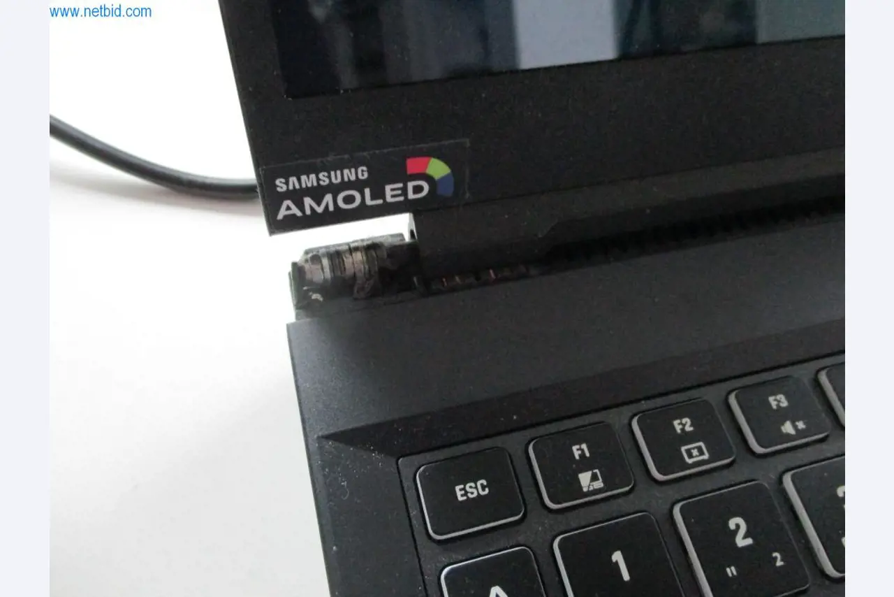 Mobiliário de escritório bem conservado, equipamento informático e óculos 3D (MS Hololens 2)-2