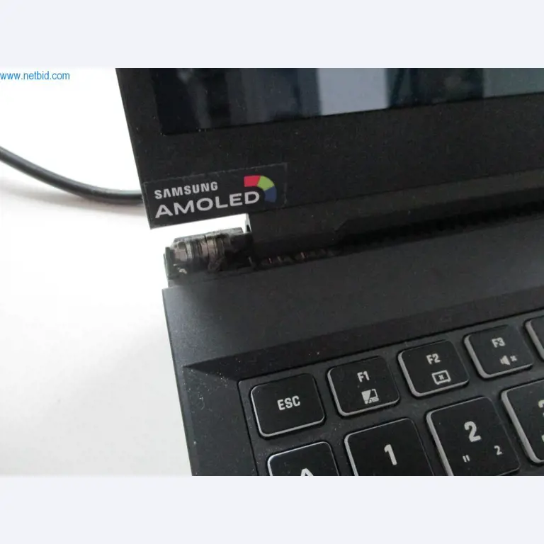 Mobiliário de escritório bem conservado, equipamento informático e óculos 3D (MS Hololens 2)-2