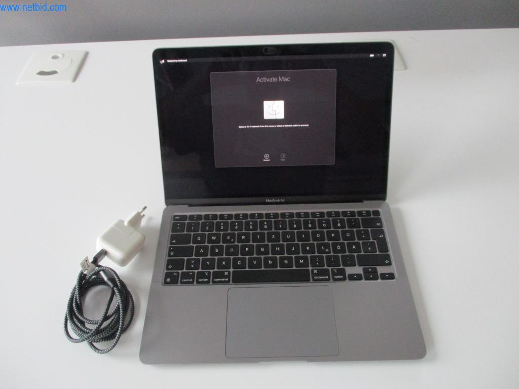 Mobilier de bureau soigné, équipements informatiques et lunettes 3D (MS Hololens 2)-1