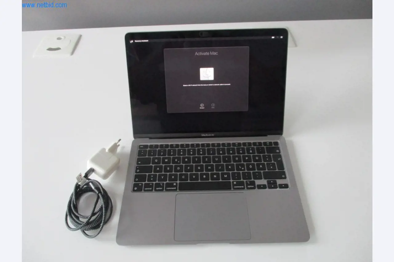 Mobiliário de escritório bem conservado, equipamento informático e óculos 3D (MS Hololens 2)-1