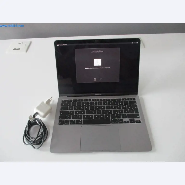 Mobiliário de escritório bem conservado, equipamento informático e óculos 3D (MS Hololens 2)-1