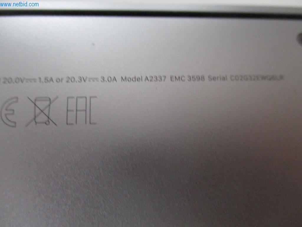 Mobilier de bureau soigné, équipements informatiques et lunettes 3D (MS Hololens 2)-2