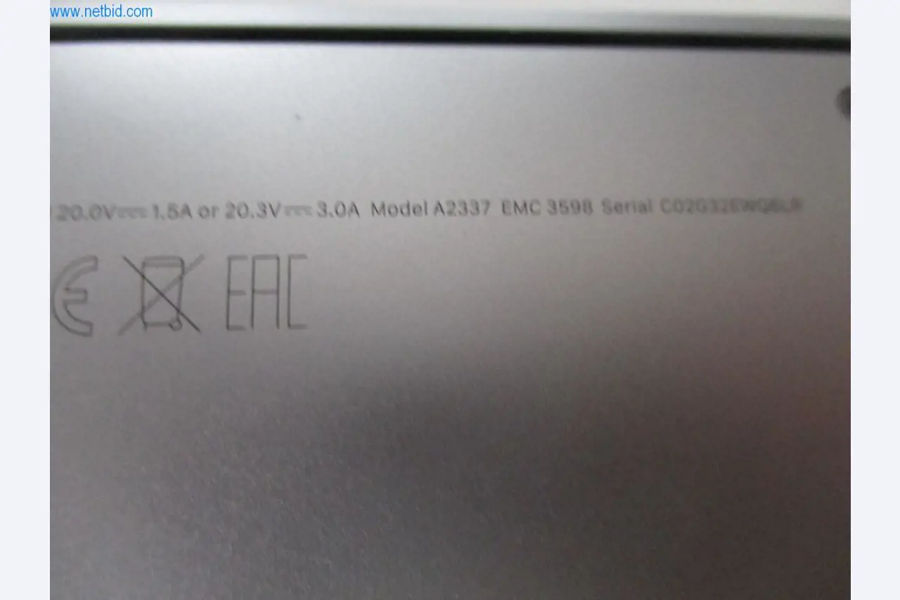 Mobiliário de escritório bem conservado, equipamento informático e óculos 3D (MS Hololens 2)-2