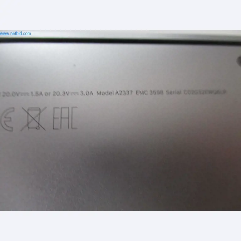 Mobiliário de escritório bem conservado, equipamento informático e óculos 3D (MS Hololens 2)-2