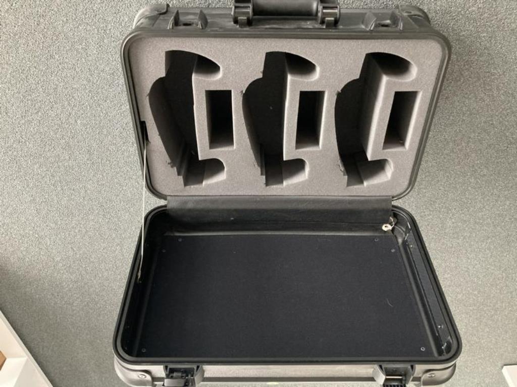 Dobře udržovaný kancelářský nábytek, IT vybavení a 3D brýle (MS Hololens 2)-10