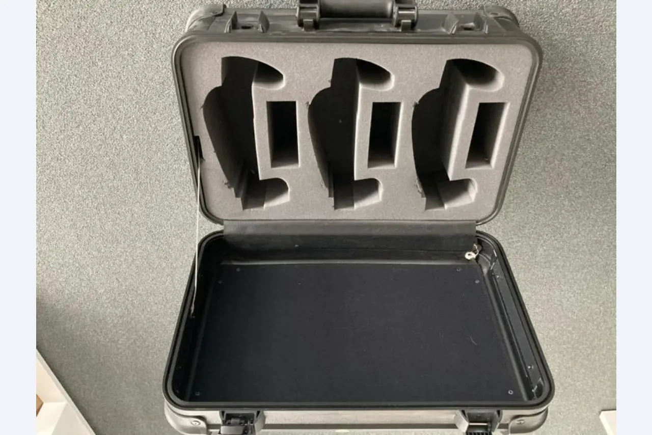 Mobiliário de escritório bem conservado, equipamento informático e óculos 3D (MS Hololens 2)-10