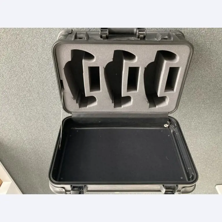 Mobiliário de escritório bem conservado, equipamento informático e óculos 3D (MS Hololens 2)-10