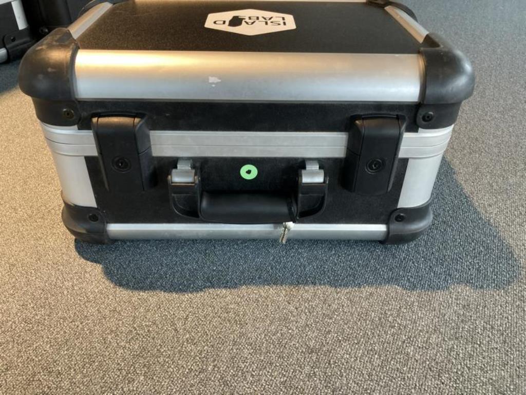 Dobře udržovaný kancelářský nábytek, IT vybavení a 3D brýle (MS Hololens 2)-11