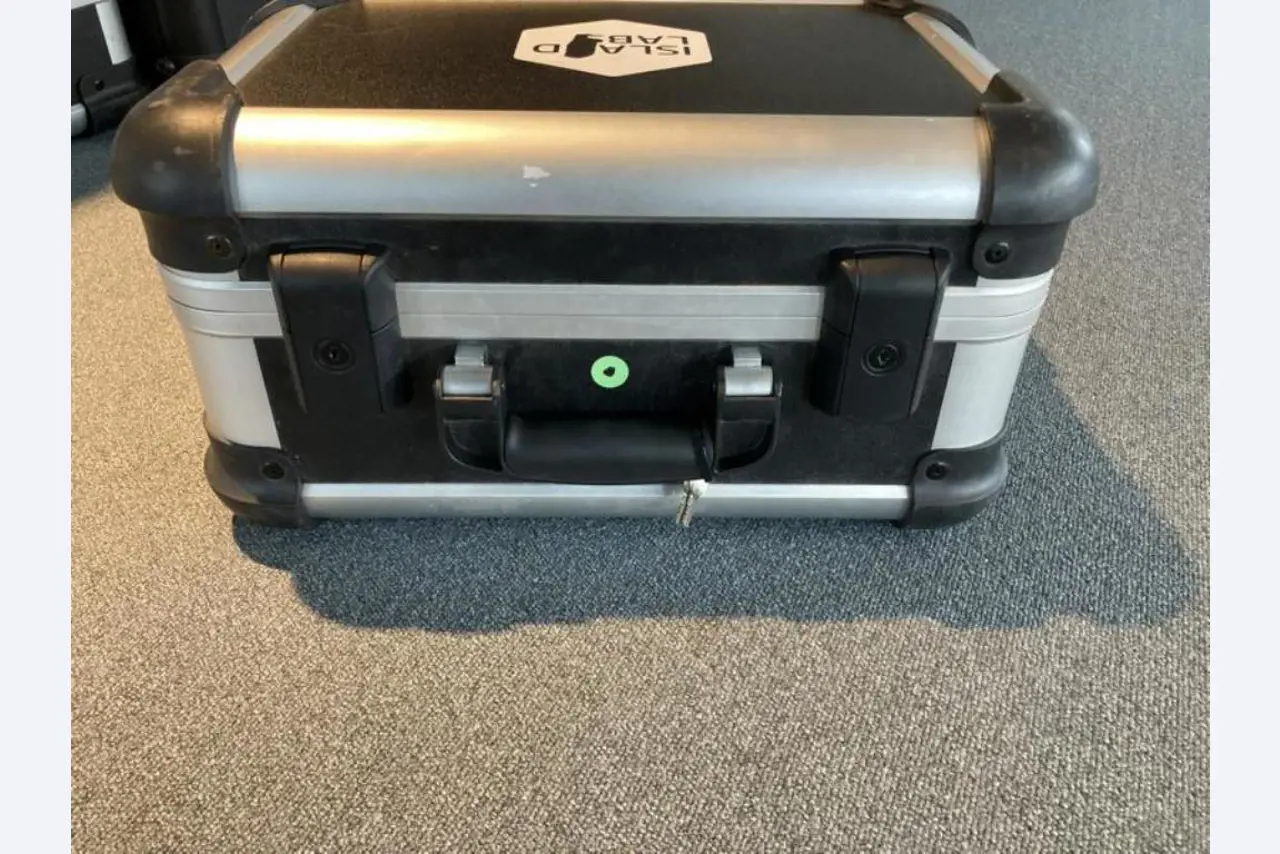 Mobiliário de escritório bem conservado, equipamento informático e óculos 3D (MS Hololens 2)-11