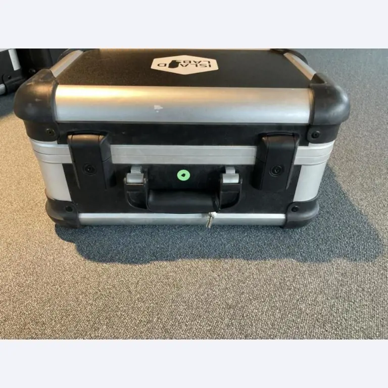 Mobiliário de escritório bem conservado, equipamento informático e óculos 3D (MS Hololens 2)-11