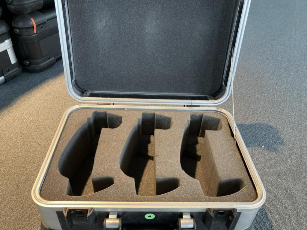 Dobře udržovaný kancelářský nábytek, IT vybavení a 3D brýle (MS Hololens 2)-12