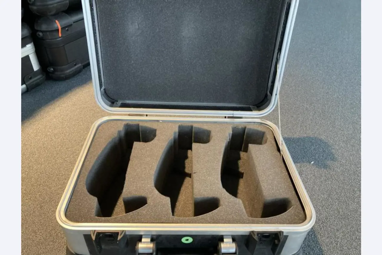 Mobiliário de escritório bem conservado, equipamento informático e óculos 3D (MS Hololens 2)-12