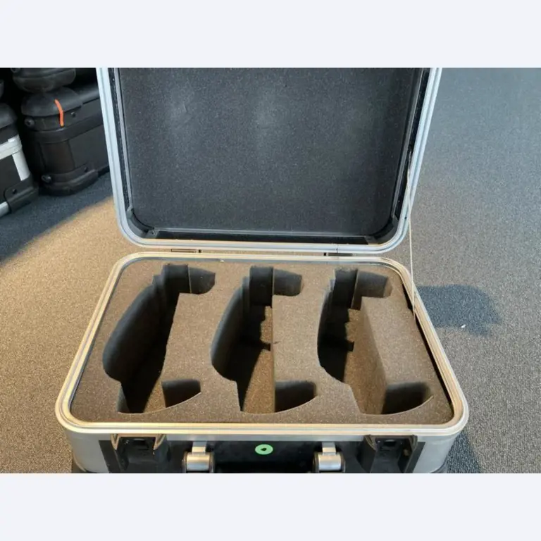 Mobiliário de escritório bem conservado, equipamento informático e óculos 3D (MS Hololens 2)-12