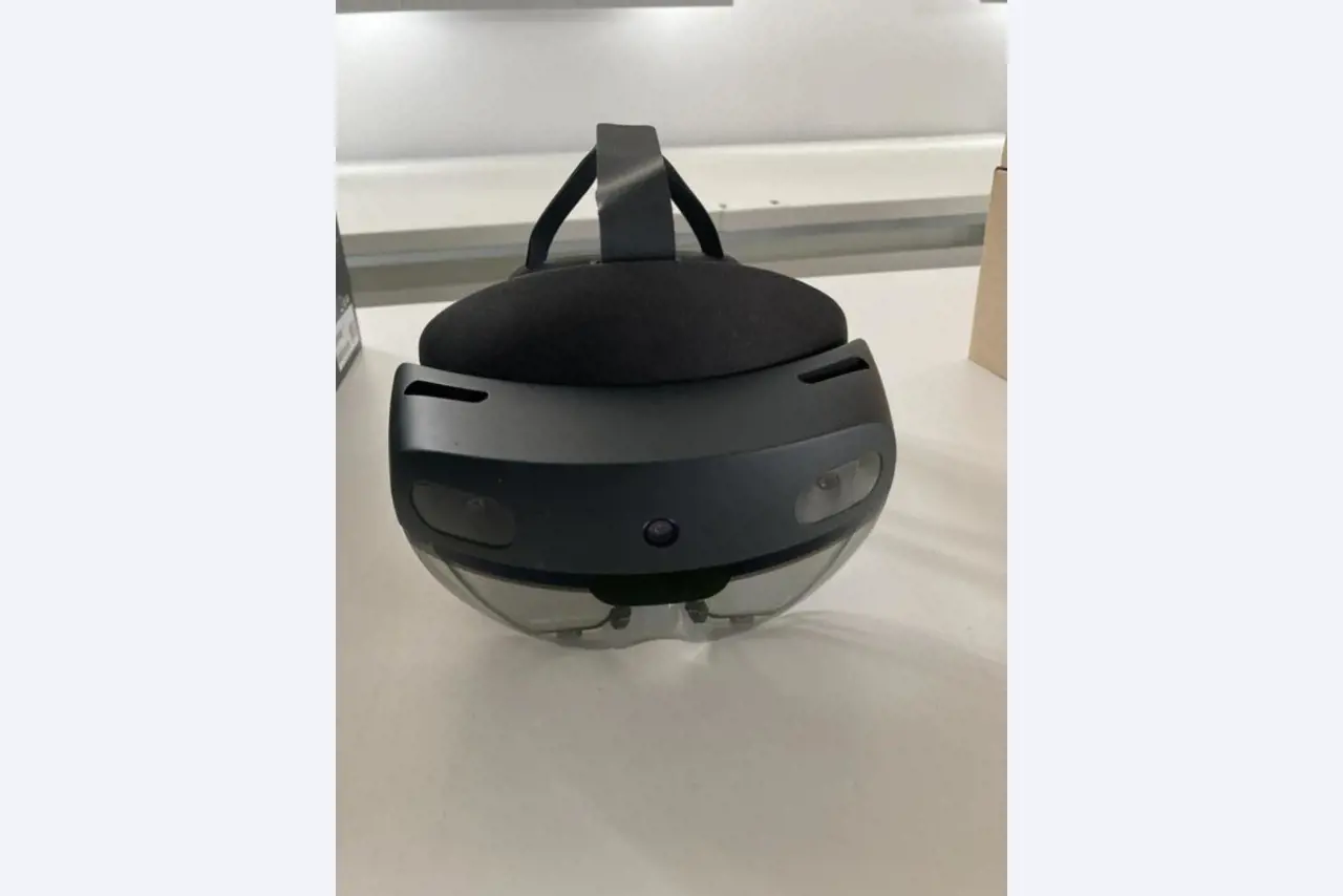 Mobiliário de escritório bem conservado, equipamento informático e óculos 3D (MS Hololens 2)-1