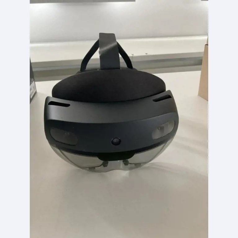 Mobiliário de escritório bem conservado, equipamento informático e óculos 3D (MS Hololens 2)-1