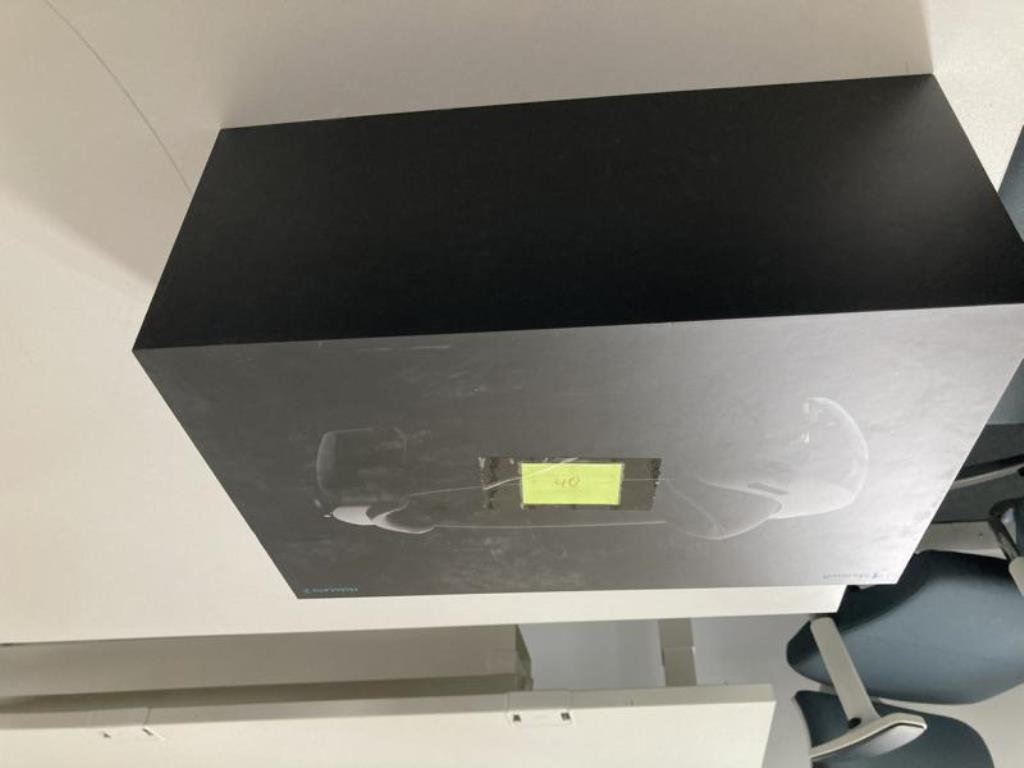 Dobře udržovaný kancelářský nábytek, IT vybavení a 3D brýle (MS Hololens 2)-2