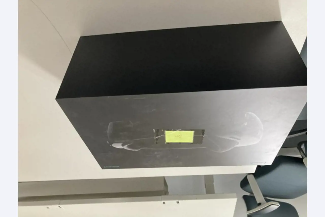 Mobiliário de escritório bem conservado, equipamento informático e óculos 3D (MS Hololens 2)-2