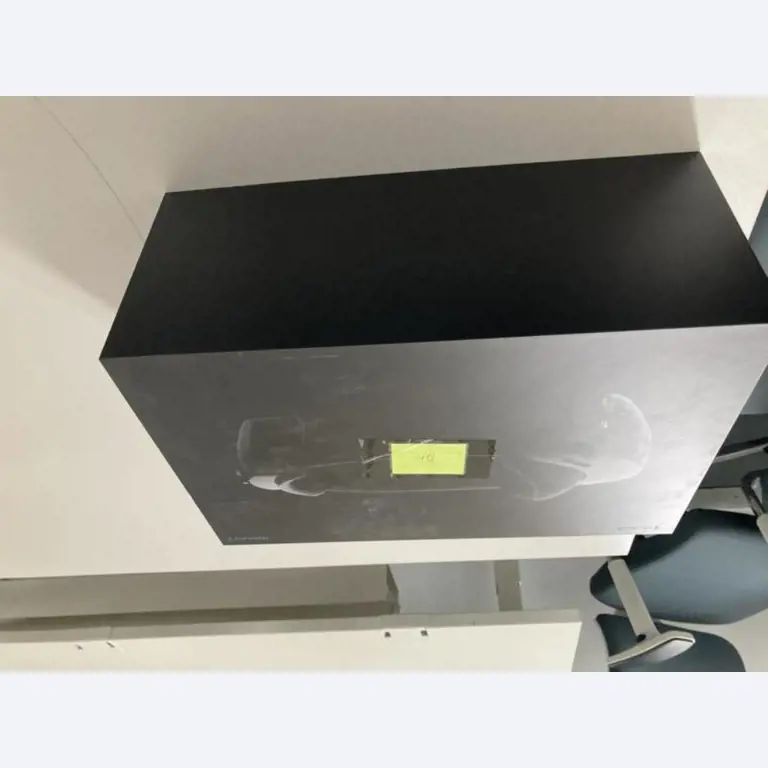 Mobiliário de escritório bem conservado, equipamento informático e óculos 3D (MS Hololens 2)-2