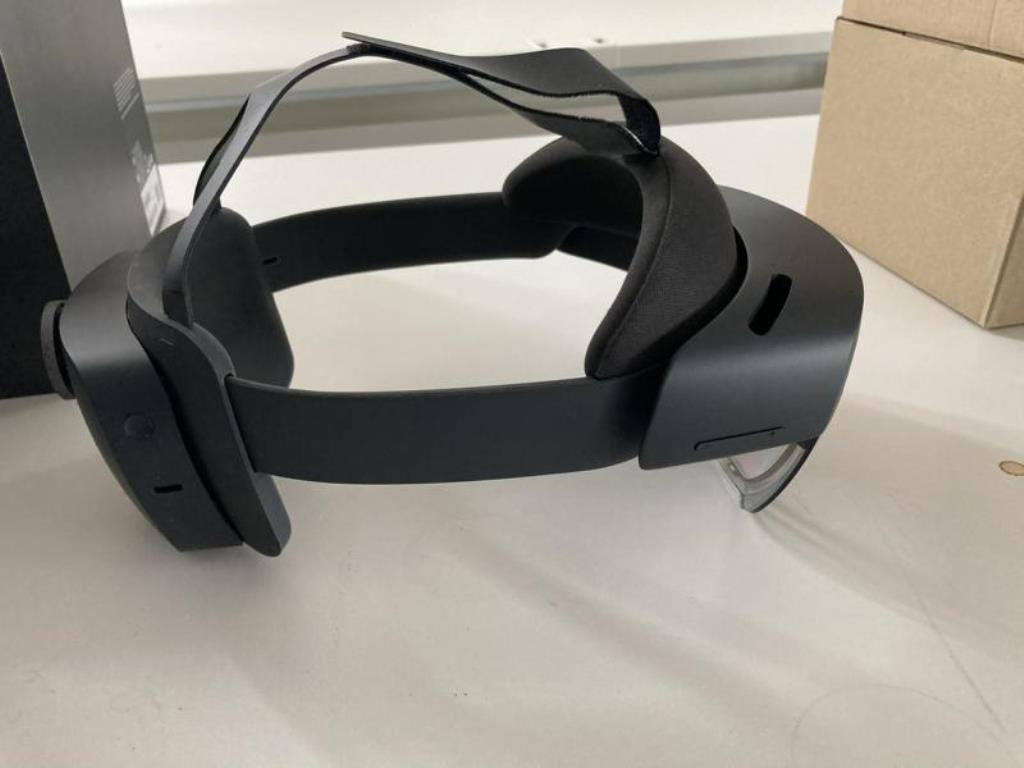 Dobře udržovaný kancelářský nábytek, IT vybavení a 3D brýle (MS Hololens 2)-3