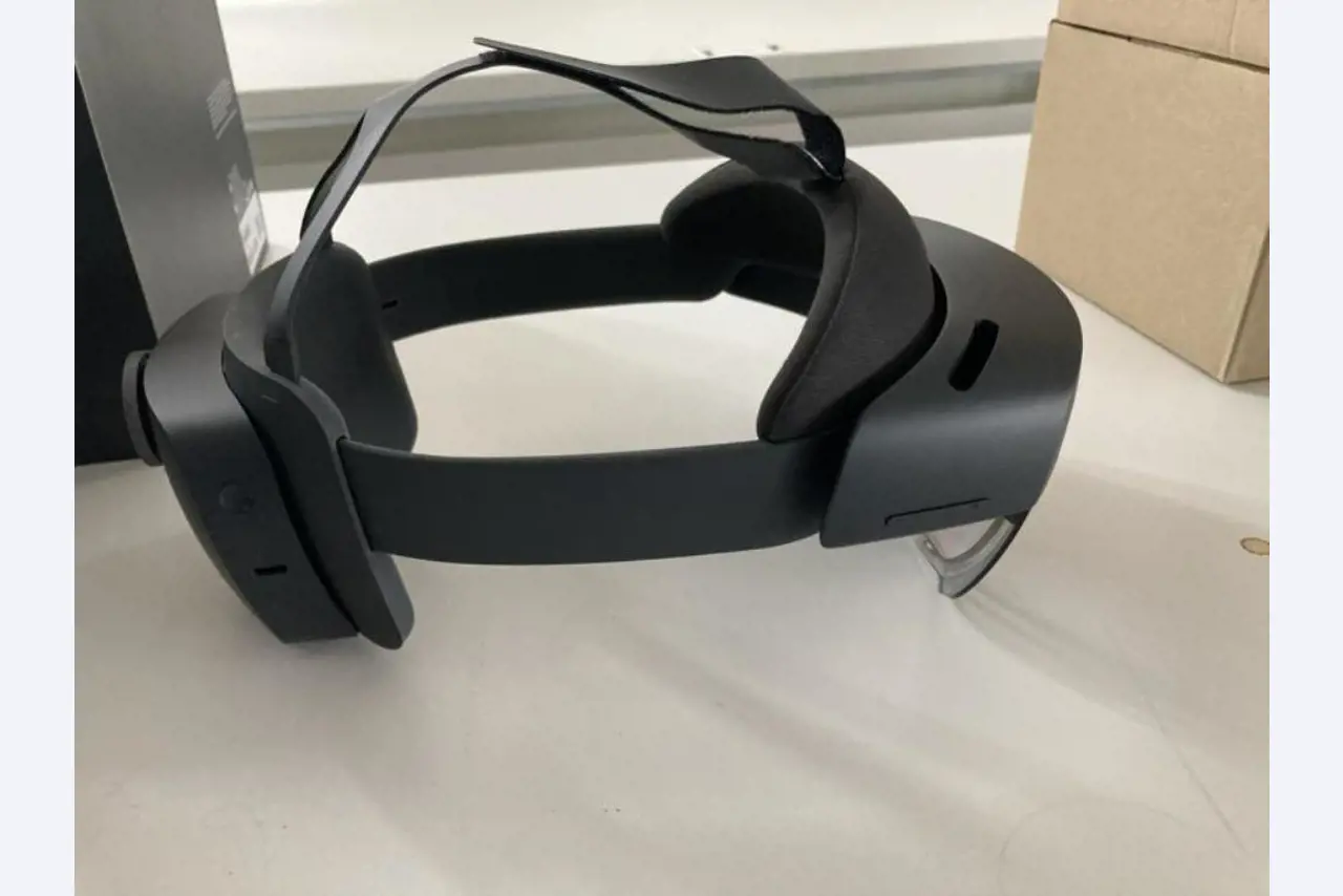 Mobiliário de escritório bem conservado, equipamento informático e óculos 3D (MS Hololens 2)-3