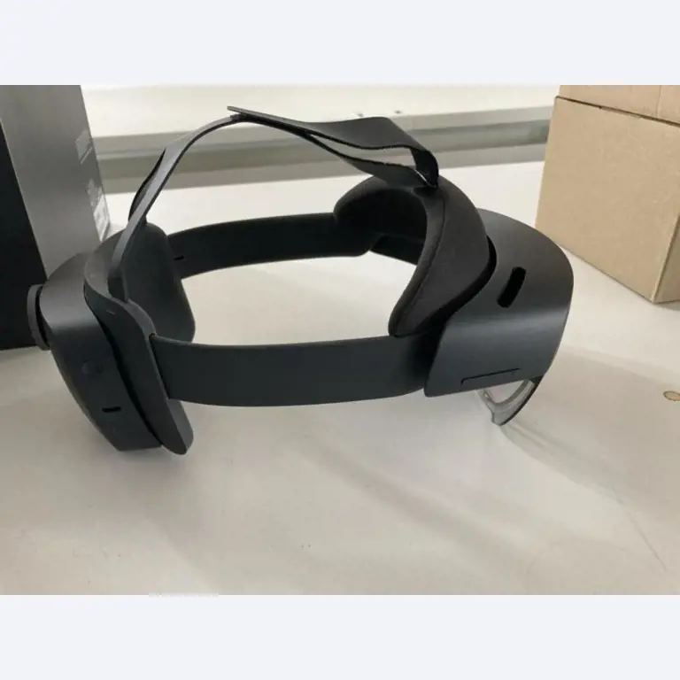 Mobiliário de escritório bem conservado, equipamento informático e óculos 3D (MS Hololens 2)-3