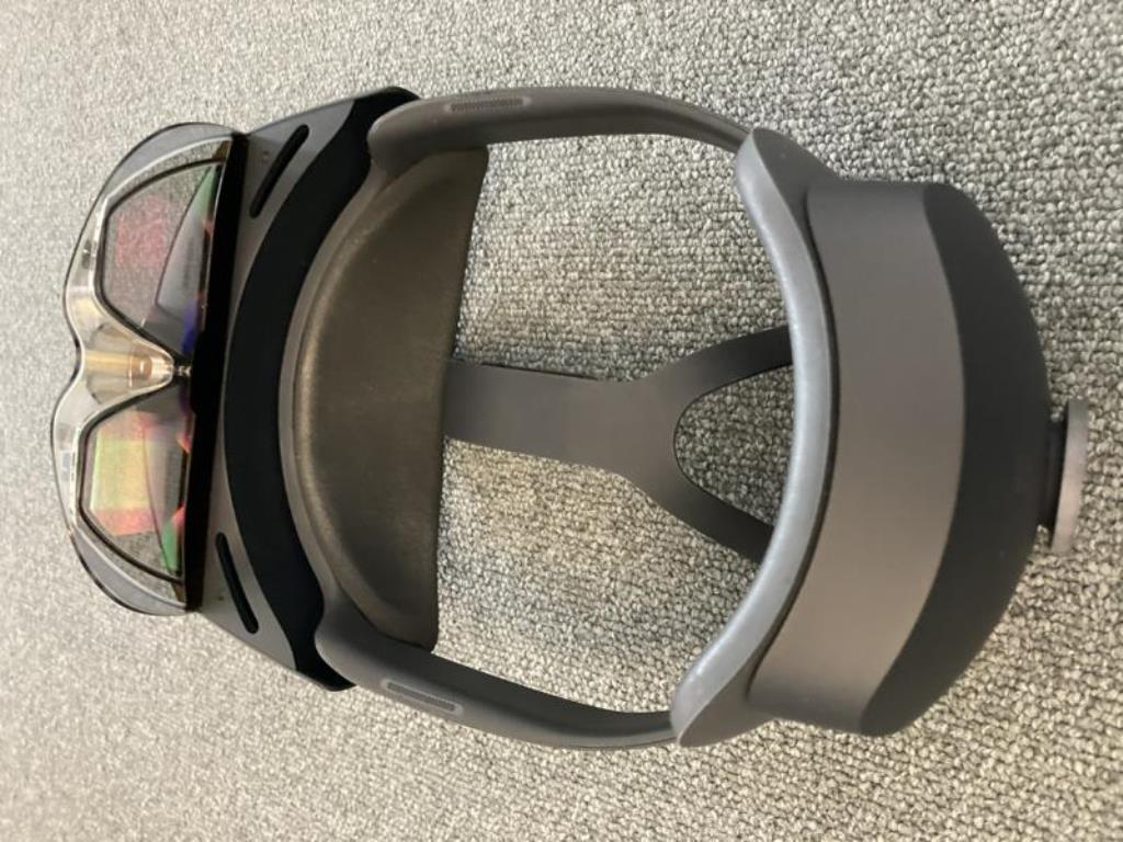 Dobře udržovaný kancelářský nábytek, IT vybavení a 3D brýle (MS Hololens 2)-4