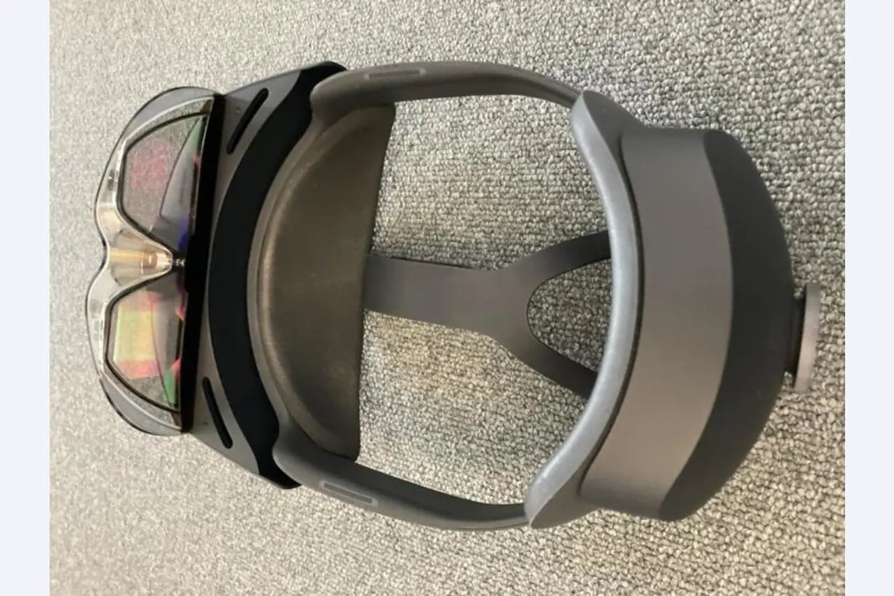 Mobiliário de escritório bem conservado, equipamento informático e óculos 3D (MS Hololens 2)-4